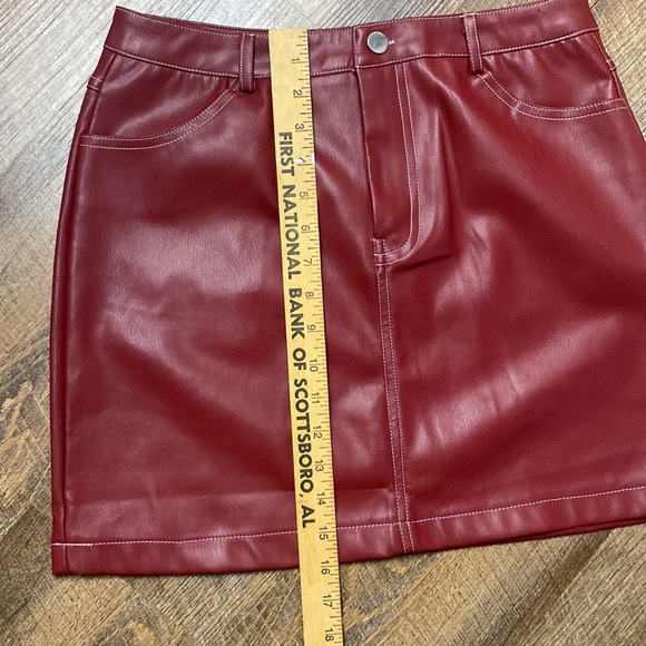 TUCKERNUCK BURGUNDY/WINE/OX BLOOD MAROON FAUX LEATHER MINI SKIRT SZ MEDIUM - Picture 16 of 16